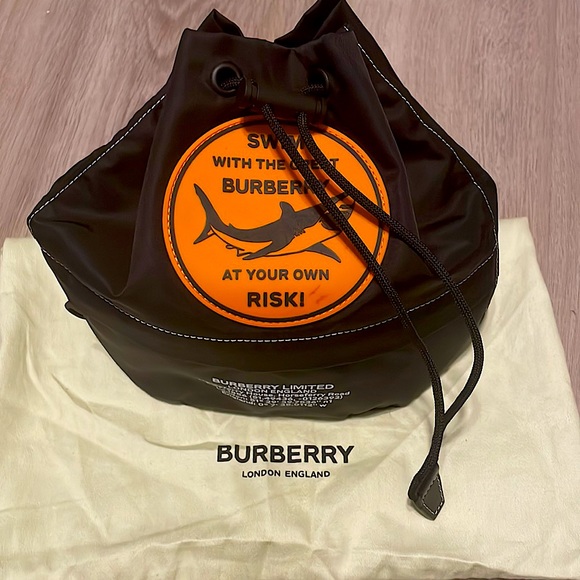 COPY - Burberrry Phoebe Drawstring Bucket Bag. Limited Edition. - Picture 1 of 3